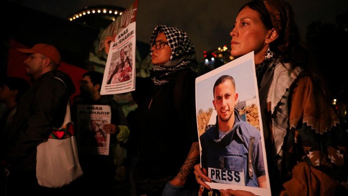 Aksi Solidaritas untuk Jurnalis Al Jazeera Korban Serangan di Gaza Demonstran di Mexico City mengangkat foto jurnalis Al Jazeera Anas al-Sharif. Ia tewas dalam serangan udara Israel di Gaza saat meliput konflik.