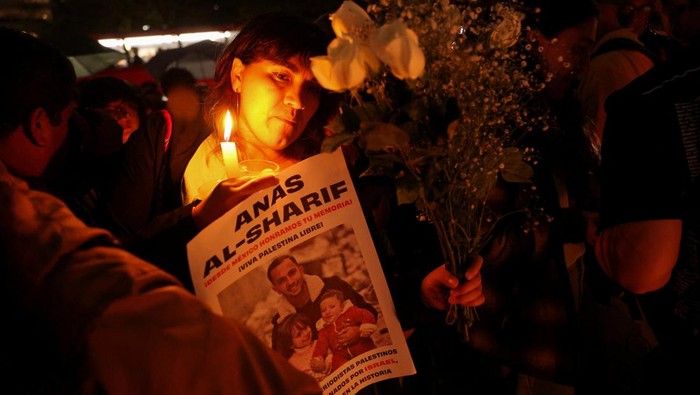 Demonstran di Mexico City mengangkat foto jurnalis Al Jazeera Anas al-Sharif. Ia tewas dalam serangan udara Israel di Gaza saat meliput konflik.