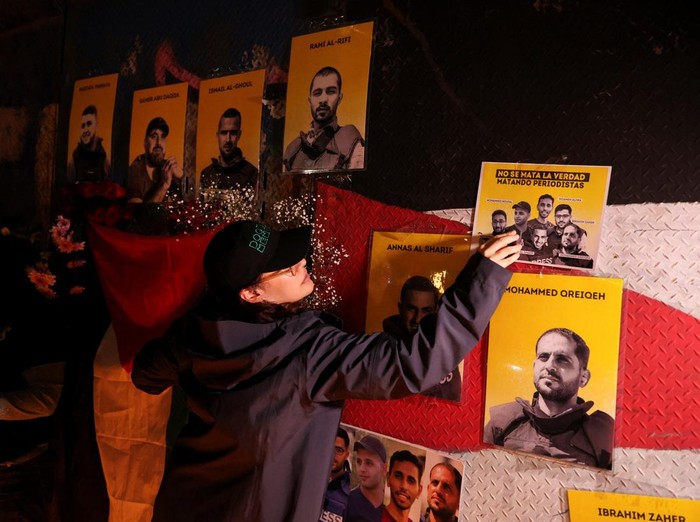 Demonstran di Mexico City mengangkat foto jurnalis Al Jazeera Anas al-Sharif. Ia tewas dalam serangan udara Israel di Gaza saat meliput konflik.