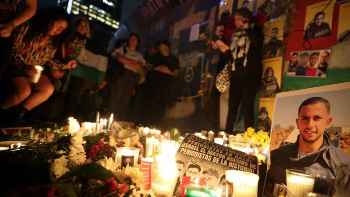 Demonstran di Mexico City mengangkat foto jurnalis Al Jazeera Anas al-Sharif. Ia tewas dalam serangan udara Israel di Gaza saat meliput konflik.