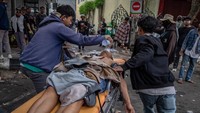 Tim kesehatan memberikan pertolongan pertama kepada pengunjuk rasa yang terluka saat aksi. Foto: ANTARA FOTO/Aji Styawan