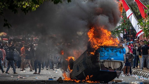 Massa membakar mobil polisi saat berunjuk rasa di Kabupaten Pati, Jawa Tengah, Rabu (13/8/2025). Unjuk rasa yang berakhir ricuh itu karena massa kecewa dan menilai tuntutan mereka agar Bupati Pati Sudewo mundur dari jabatannya tidak segera dipenuhi. ANTARA FOTO/Aji Styawan/nym.