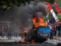 Detik-detik Demo Pati Berujung Ricuh, Mobil Polisi Dibakar