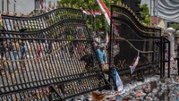 Massa melempari kawasan Kantor Bupati Pati dengan air mineral saat berunjuk rasa. Foto: ANTARA FOTO/Aji Styawan