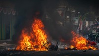 Unjuk rasa yang berakhir ricuh itu karena massa kecewa dan menilai tuntutan mereka agar Bupati Pati Sudewo mundur dari jabatannya tidak segera dipenuhi. Foto: ANTARA FOTO/Aji Styawan