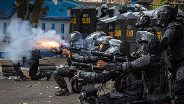 Personel kepolisian menembakkan gas air mata ke arah massa usai terjadi kericuhan unjuk rasa di depan Kantor Bupati Pati, Kabupaten Pati, Jawa Tengah, Rabu (13/8/2025). Unjuk rasa yang berakhir ricuh itu karena massa kecewa dan menilai tuntutan mereka agar Bupati Pati Sudewo mundur dari jabatannya tidak segera dipenuhi. ANTARA FOTO/Aji Styawan/nym.