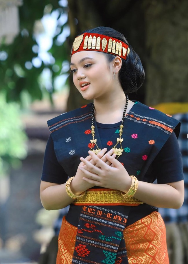 Amora juga mengenakan riasan lembut dan natural, dengan fokus pada alis rapi, pipi merona, dan bibir berwarna nude peach, sehingga menonjolkan kecantikan alaminya. Foto: Instagram/@amora_lemos05