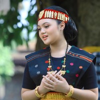 Amora juga mengenakan riasan lembut dan natural, dengan fokus pada alis rapi, pipi merona, dan bibir berwarna nude peach, sehingga menonjolkan kecantikan alaminya. Foto: Instagram/@amora_lemos05