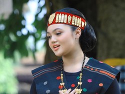 6 Foto Amora Lemos Kenakan Baju Adat Batak, Anggun Dengan Kain Ulos