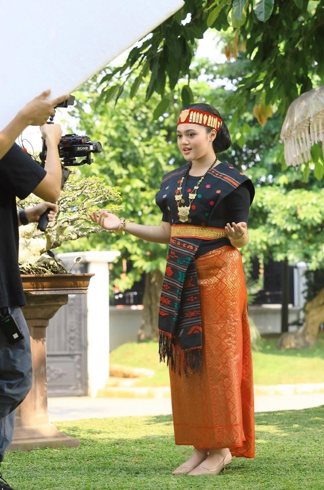 Sayangnya di keterangan foto unggahan Amora tak menjelaskan secara detail tujuan penampilannya itu. Namun melihat dari pose fotonya, tampaknya penampilannya itu untuk syuting video klip lagu adat yang dinyanyikannya. Foto: Instagram/@amora_lemos05