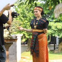 Sayangnya di keterangan foto unggahan Amora tak menjelaskan secara detail tujuan penampilannya itu. Namun melihat dari pose fotonya, tampaknya penampilannya itu untuk syuting video klip lagu adat yang dinyanyikannya. Foto: Instagram/@amora_lemos05