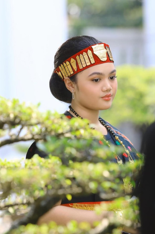 Tak sedikit netizen yang memuji penampilan Amora. OMGG SOO PWEEETYYYYY, tulis salah satu komentar. aura dia tuh kek mahal gituu loh, komentar lain. Cantikkk banget dia .....cantik nya bener bener alami.... komentar lainnya. Foto: Instagram/@amora_lemos05