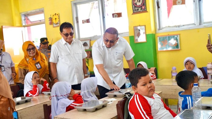 Andre Rosiade meninjau program Makan Bergizi Gratis di Padang