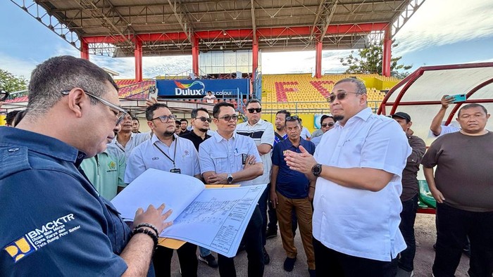 Andre Rosiade meninjau Stadion GOR Agus Salim Padang
