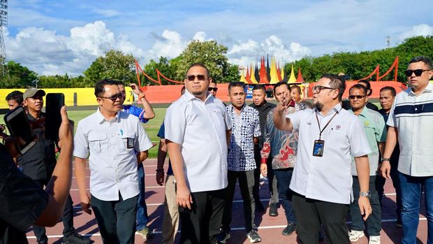 Andre Rosiade meninjau Stadion GOR Agus Salim Padang
