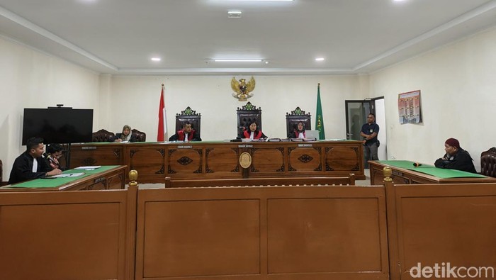 Annar Salahuddin Sampetoding batal menjalani sidang tuntutan karena sakit.