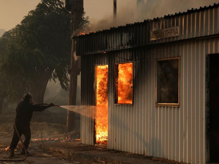 Api Kebakaran Hutan di Yunani Menjalar ke Permukiman Warga