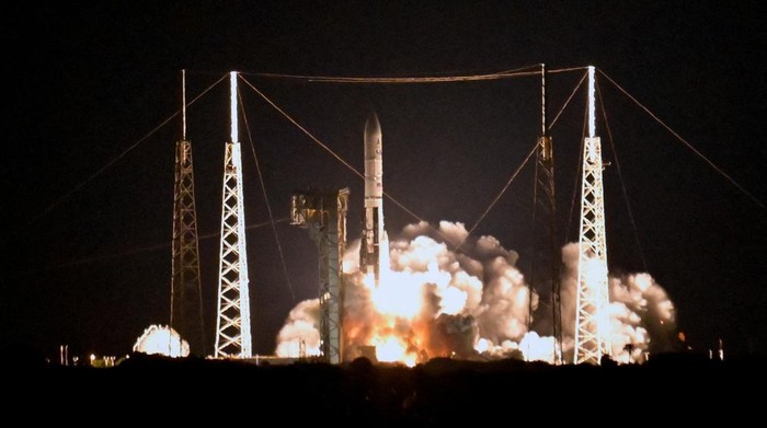 AS Lepas Roket Vulcan untuk Misi Pertahanan Penting A United Launch Alliance Vulcan (ULA) rocket lifts off from Space Launch Complex-41, as a part of the United States Space Force (USSF)-106 mission, the first U.S. national security launch aboard the ULA Vulcan, at the Cape Canaveral Space Force Station in Cape Canaveral, Florida, U.S., August 12, 2025. REUTERS/Steve Nesius