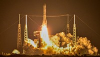 Peluncuran spektakuler ini mengirim dua satelit strategis, termasuk Navigation Technology Satellite-3 (NTS-3), yang dirancang untuk menguji teknologi navigasi generasi baru. REUTERS/Steve Nesius