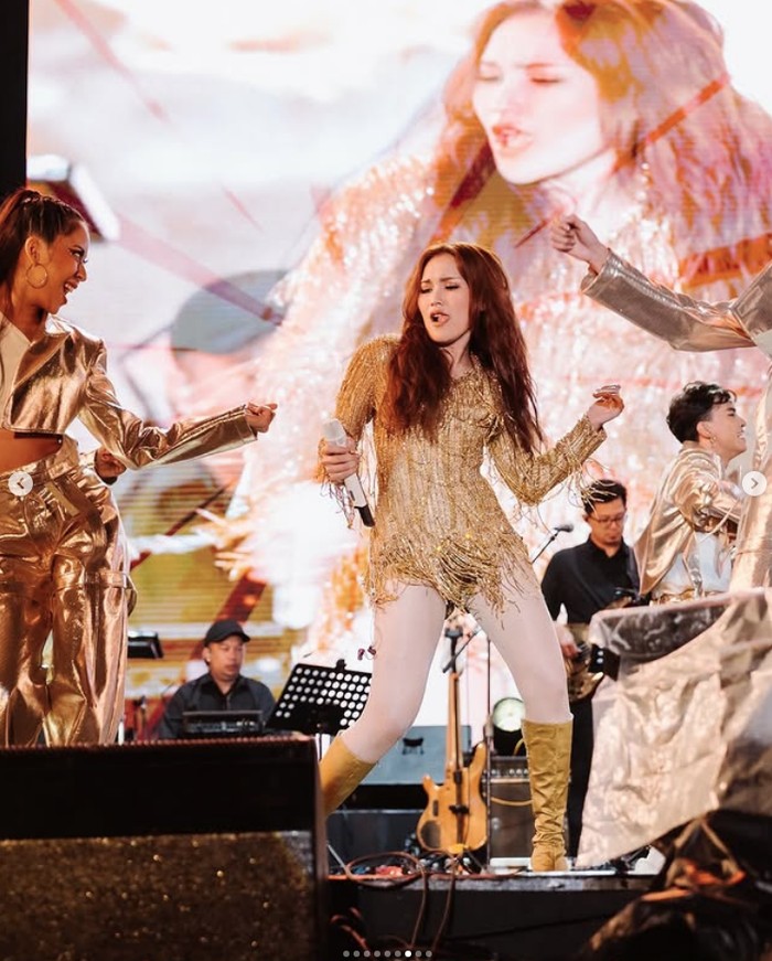 Penampilan Ayu Ting Ting di konser tunggalnya.
