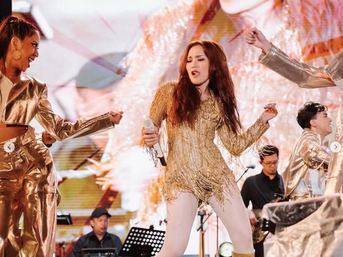 Penampilan Ayu Ting Ting di konser tunggalnya.