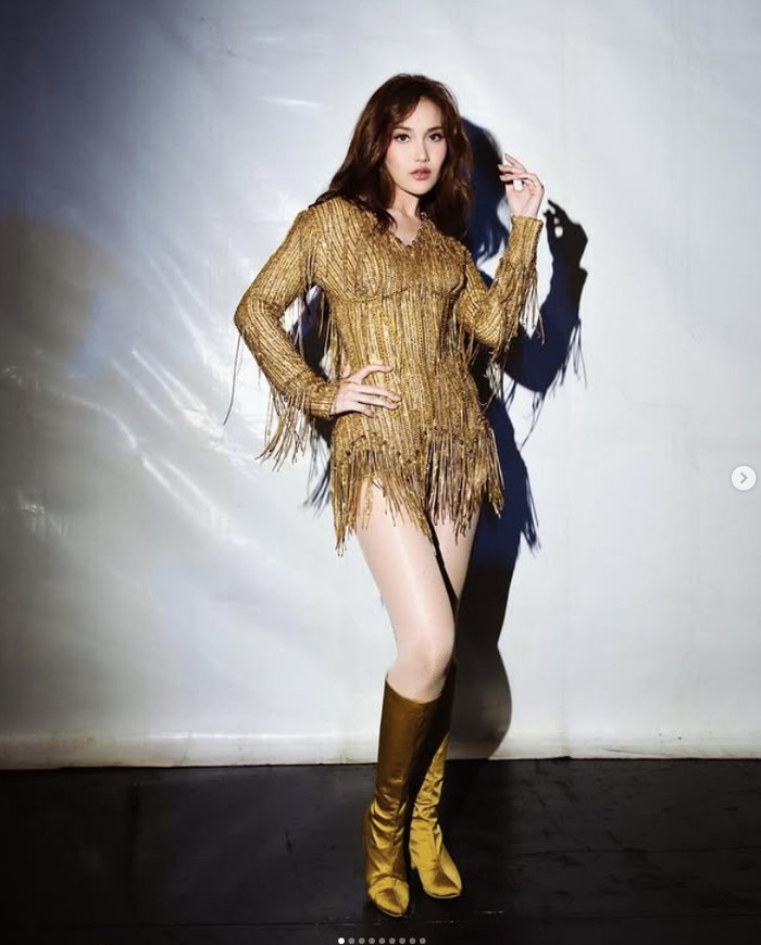 Penampilan Ayu Ting Ting di konser tunggalnya.
