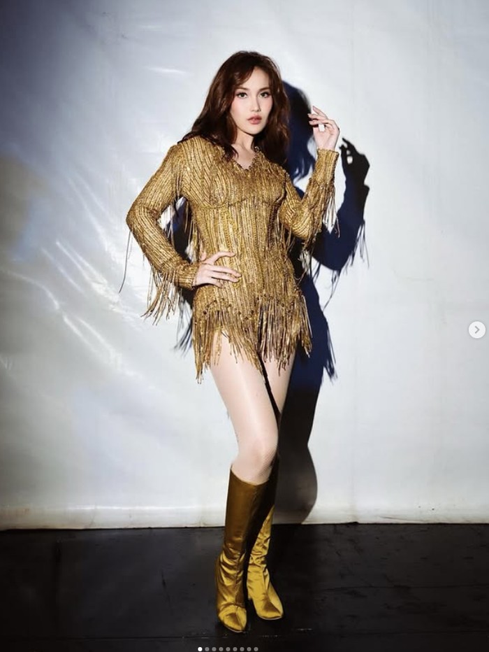 Penampilan Ayu Ting Ting di konser tunggalnya.