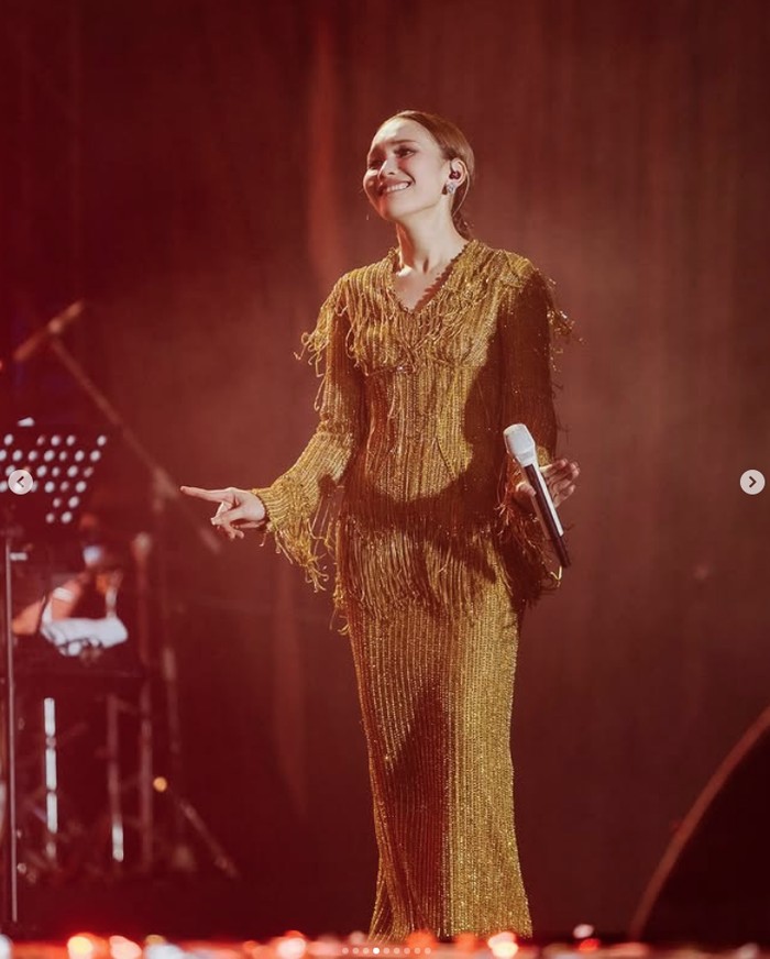 Penampilan Ayu Ting Ting di konser tunggalnya.