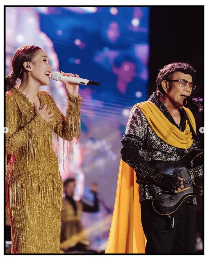 Penampilan Ayu Ting Ting di konser tunggalnya.
