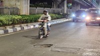 Lubang tersebut cukup membahayakan pengguna jalan, khususnya sepeda motor.