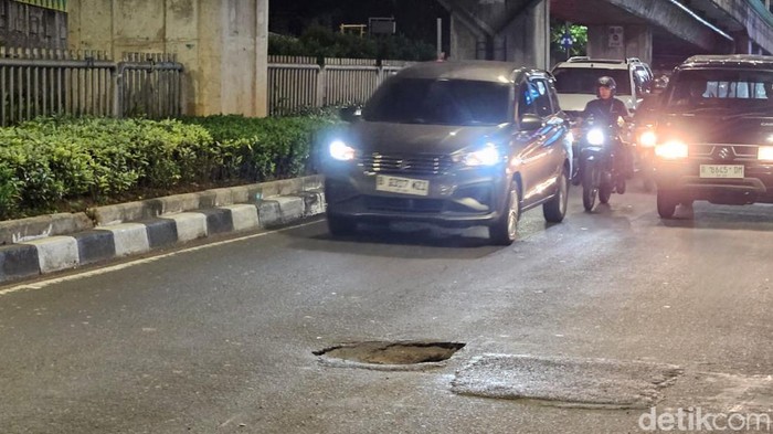 Sebuah lubang menganga di tengah Jl Kapten Tendean, Mampang Prapatan, Jakarta Selatan (Jaksel). Lubang tersebut cukup dalam dan membahayakan pengguna jalan, Rabu (13/8/2025).
