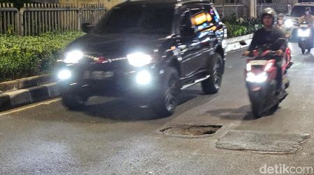 Bahaya Mengintai! Ada Lubang di Tengah Jalan Kapten Tendean Jaksel