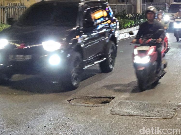 Bahaya Mengintai! Ada Lubang di Tengah Jalan Kapten Tendean Jaksel