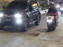 Bahaya Mengintai! Ada Lubang di Tengah Jalan Kapten Tendean Jaksel
