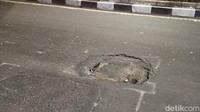 Lubang tersebut cukup dalam dan lebar. Terdapat garis putih mengelilingi sekitar lubang.