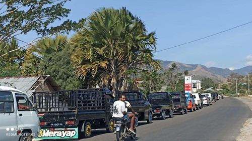 Antrean panjang di salah satu SPBU di Mbay, Nagekeo Selasa (12/8/2025). (Dok. Istimewa).