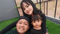 Denny Caknan lebih memilih bantuan dari orang tua dan mertuanya terkait mengurus anaknya. Mending gantian aku, Bella, ibu saya, ibu Bella, itu lebih bagus daripada babysitter. Ke mana pun kita selalu gak pakai babysitter, katanya. (Foto: dok Instagram bellabonita_r.a)