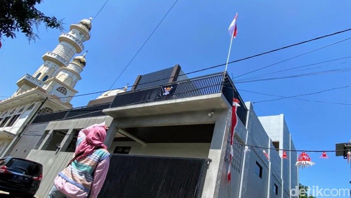 Penampakan bendera One Piece yang dikibarkan dr Yusdeny Lanasakti di rumahnya Kelurahan Dabasah, Bondowoso