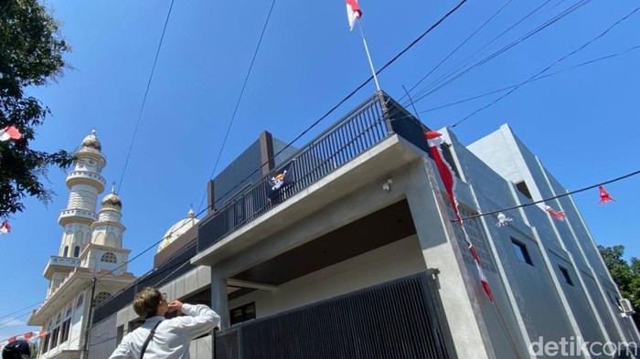 Penampakan bendera One Piece yang dikibarkan dr Yusdeny Lanasakti di rumahnya Kelurahan Dabasah, Bondowoso