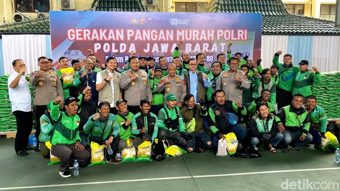 Polda Jabar menggelar gerakan beras murah bersama ojol.