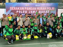 Senyum Bahagia Sony Bawa Pulang Beras Murah dari Polda Jabar