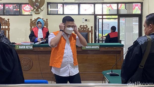 Brigadir Ade Kurniawan yang didakwa menganiaya anak kandungnya, saat di Pengadilan Negeri (PN) Semarang, Rabu (13/8/2025).