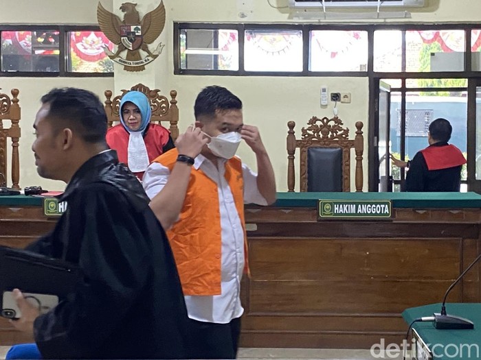 Brigadir Ade Kurniawan yang didakwa menganiaya anak kandungnya, saat di Pengadilan Negeri (PN) Semarang, Rabu (13/8/2025).