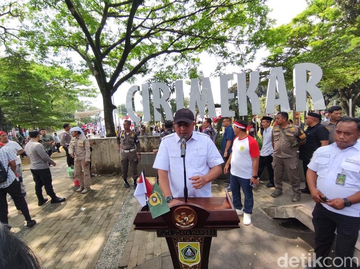 Bupati Bogor Rudy Susmanto saat meninjau gelaran Gerakan Pangan Murah di Alun Alun Cirimekar, Cibinong,
