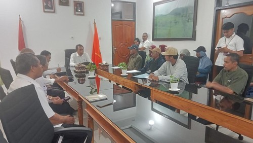 Bupati Flores Timur, Antonius Doni Dihen, menerima warga Pulau Adonara yang memprotes kehadiran waralaba Toko Serba 35 di ruang kerjanya, Rabu (13/8/2025). (Yurgo Purab/detikBali)