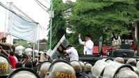 Bupati Pati Sudewo menemui pendemo dari kendaraan berlapis baja milik polisi, Rabu (13/8/2025). Ditarik ke belakang, demo ini berawal dari kenaikan Pajak Bumi dan Bangunan Perdesaan dan Perkotaan (PBB-P2) yang menuai polemik. Demo Pati menuntut mundurnya Sudewo berlangsung ricuh. Dian Utoro Aji/detikJateng