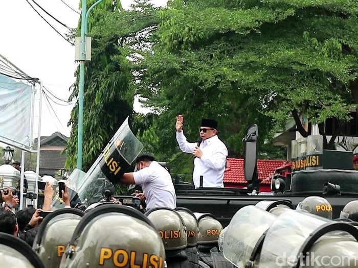 Bupati Pati Sudewo saat menemui massa di depan kantor Bupati Pati, Rabu (13/8/2025).