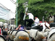 Video Bupati Sudewo Ditimpuki Botol hingga Sandal Saat Temui Massa