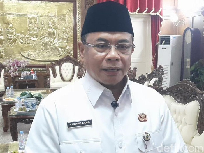 Bupati Pati, Sudewo, saat memberikan keterangan kepada wartawan di Pendopo Kabupaten Pati, Rabu (13/8/2025).