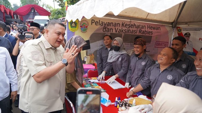 Bupati Rudy Susmanto kunjungi gebyar pelayanan publik di Kecamatan Cibungbulang. Gelaran ini adalah upaya mendekatkan pelayanan publik warga setempat.